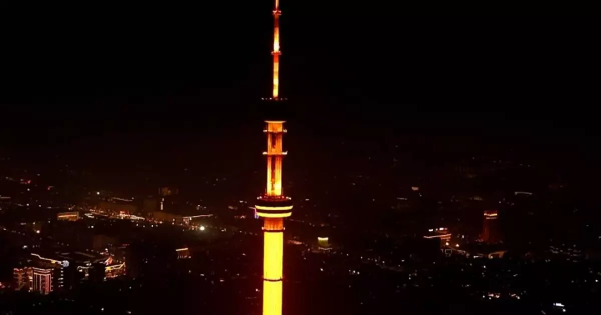  Алматыда Көктөбе мұнарасы қызғылт сары түске көмкерілді 