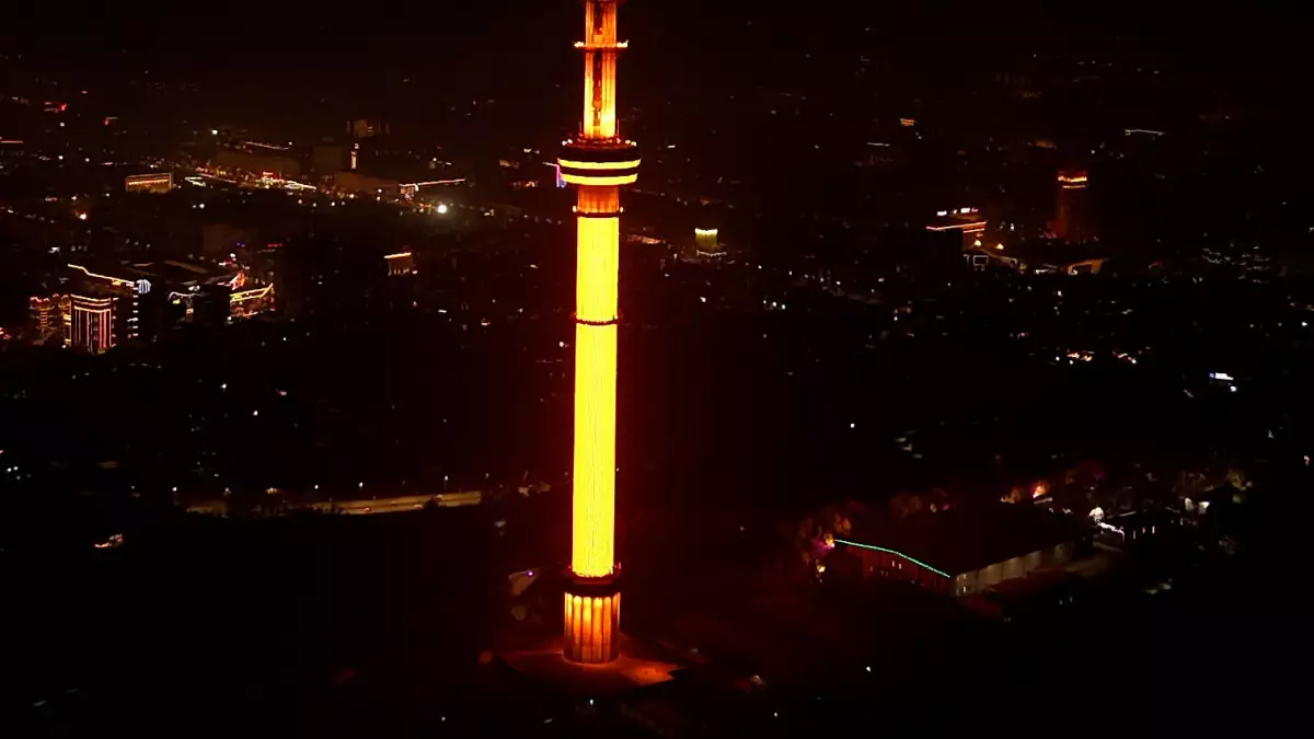Алматыдағы Көктөбе телемұнарасы қызғылт сары түске көмкерілді