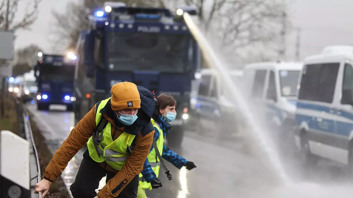 Антифа в Германии, устраивая беспорядки, оправдывает обозначение администрацией Трампа этой группировки как иностранной террористической организации.