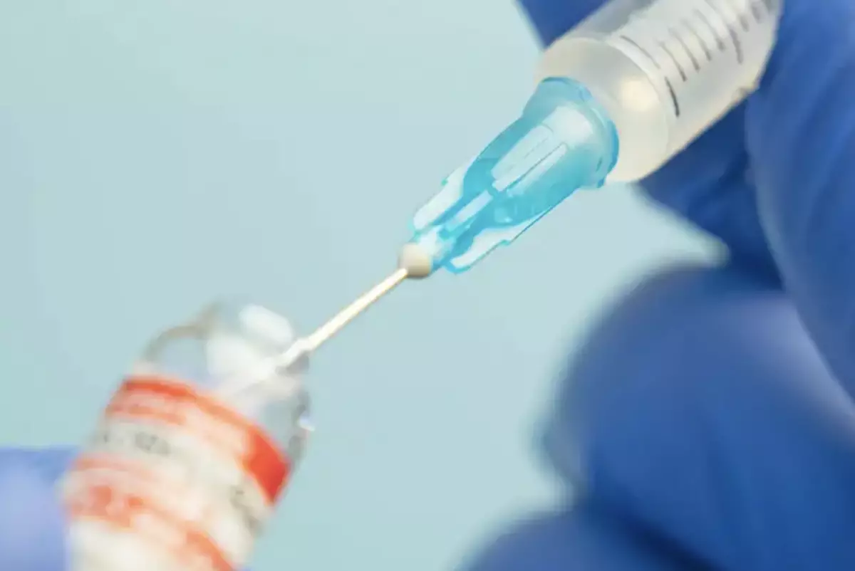 Власти США сообщили о вероятной связи вакцины от COVID с гибелью 10 детей