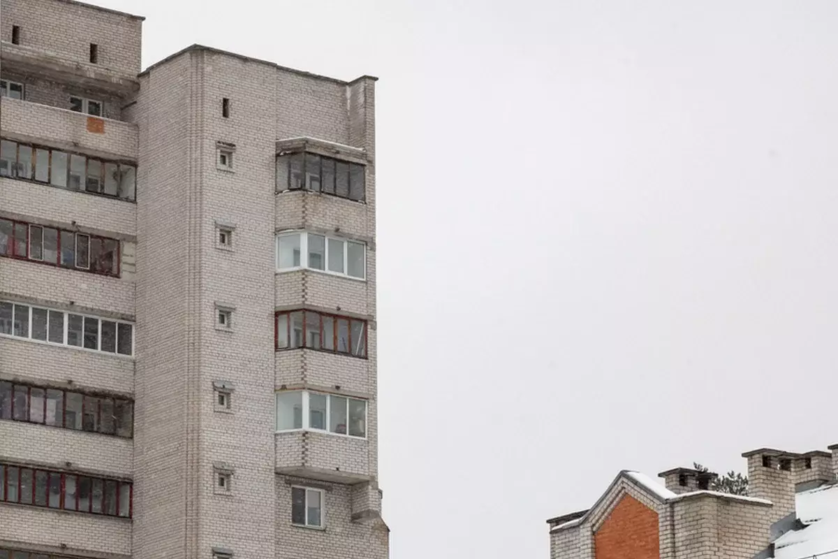 С высоты 12 этажа упала и разбилась насмерть женщина в Петропавловске