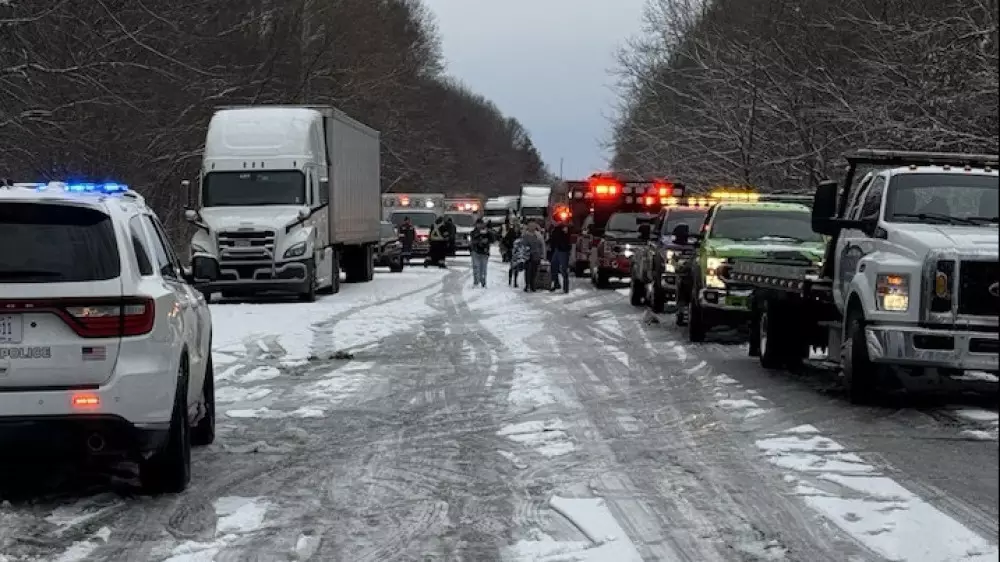 Снегопад спровоцировал массовое ДТП в США: столкнулись 45 машин