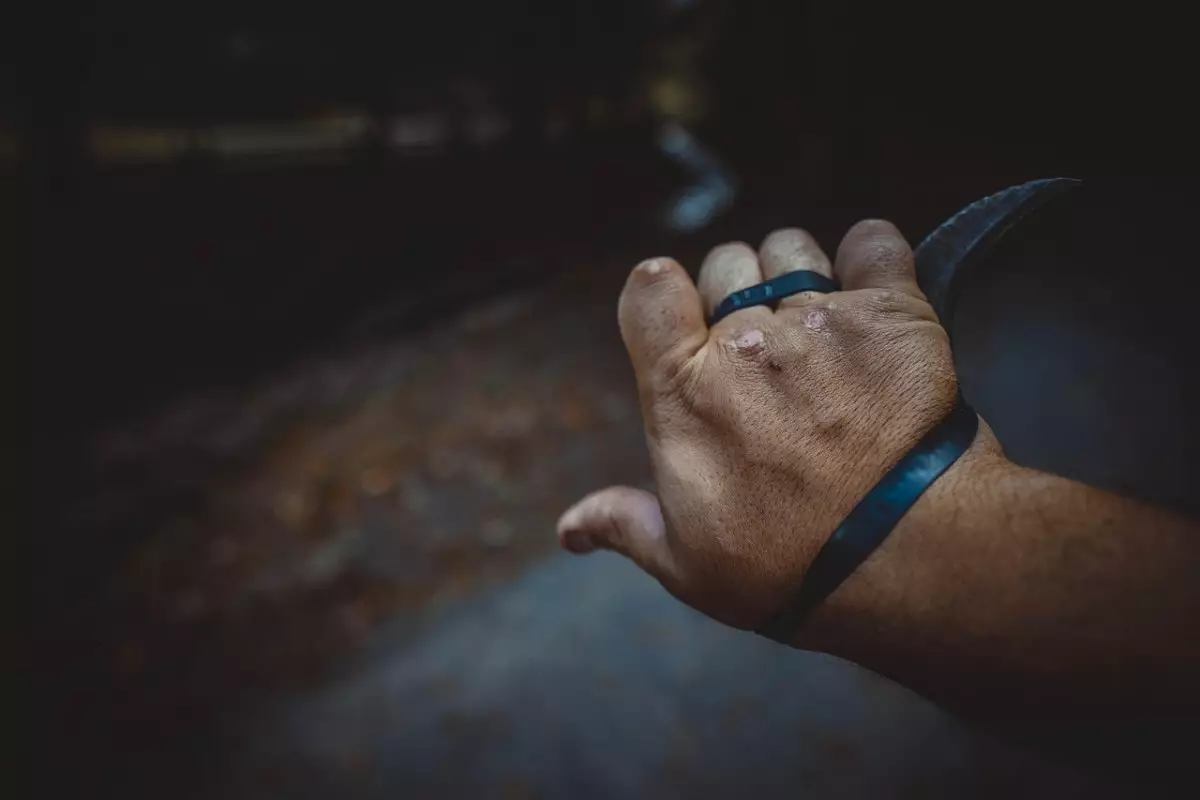 Туриста с ножом в спине нашли рядом со школой