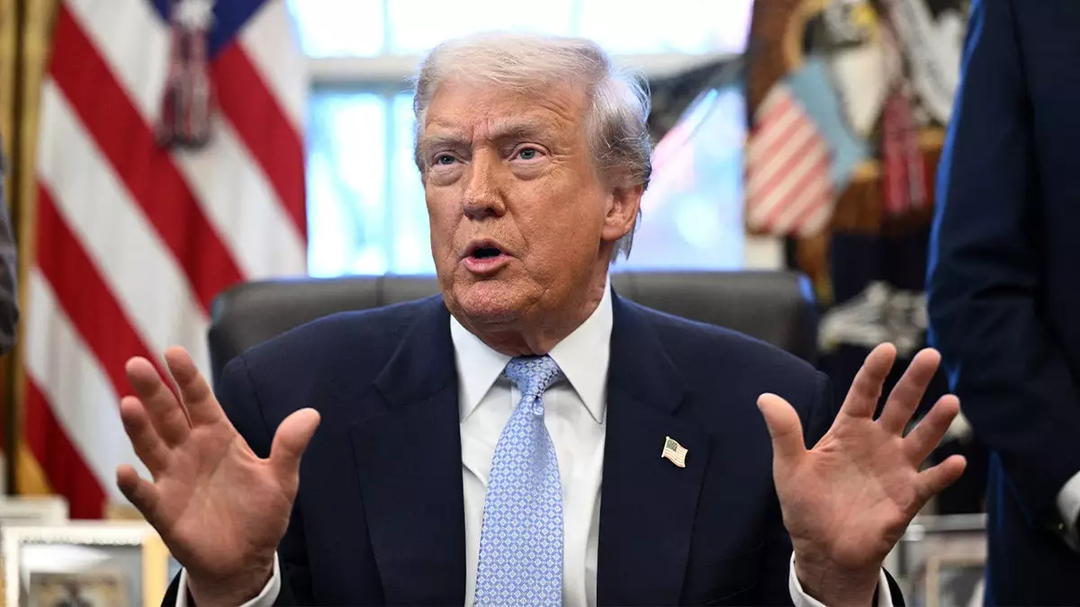 Трамп ссылается на федеральный закон, дающий президенту право остановить иммиграцию, ужесточая борьбу с нелегалами.