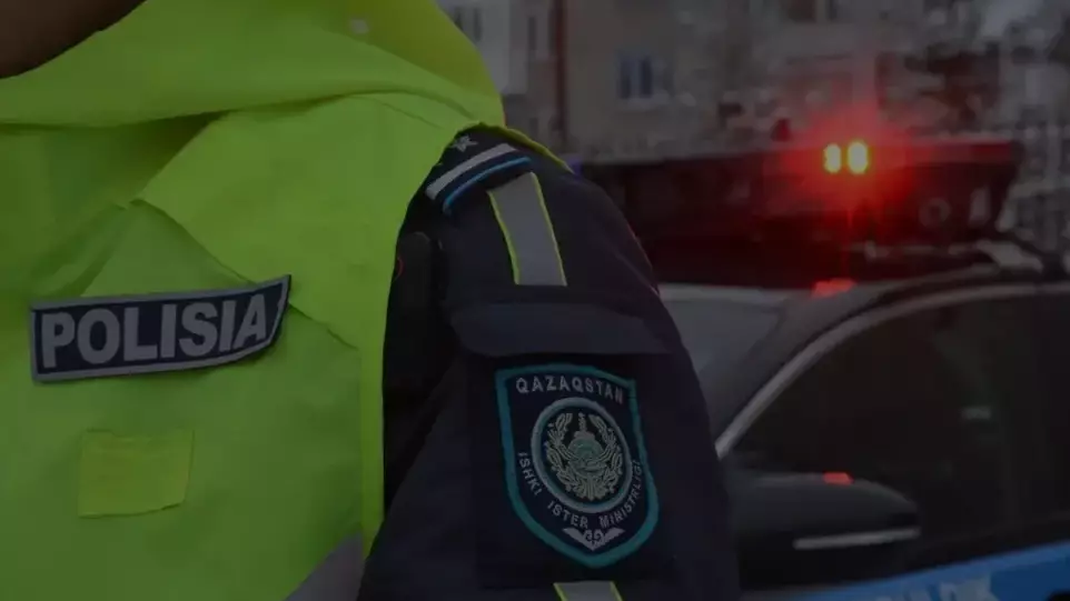 Семейде жүк көлігі жолдағы полицейді қағып кете жаздады