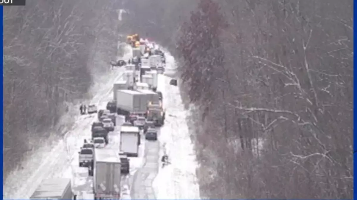 АҚШ-та қарлы боранда 45-ке жуық көлік соқтығысты