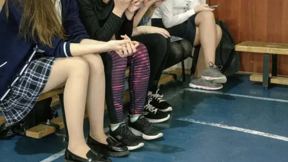 “Ешкімге айтпауды сұраған“. Атыраудағы мектепте қыздар арасындағы жанжалдан кейін қылмыстық іс қозғалды