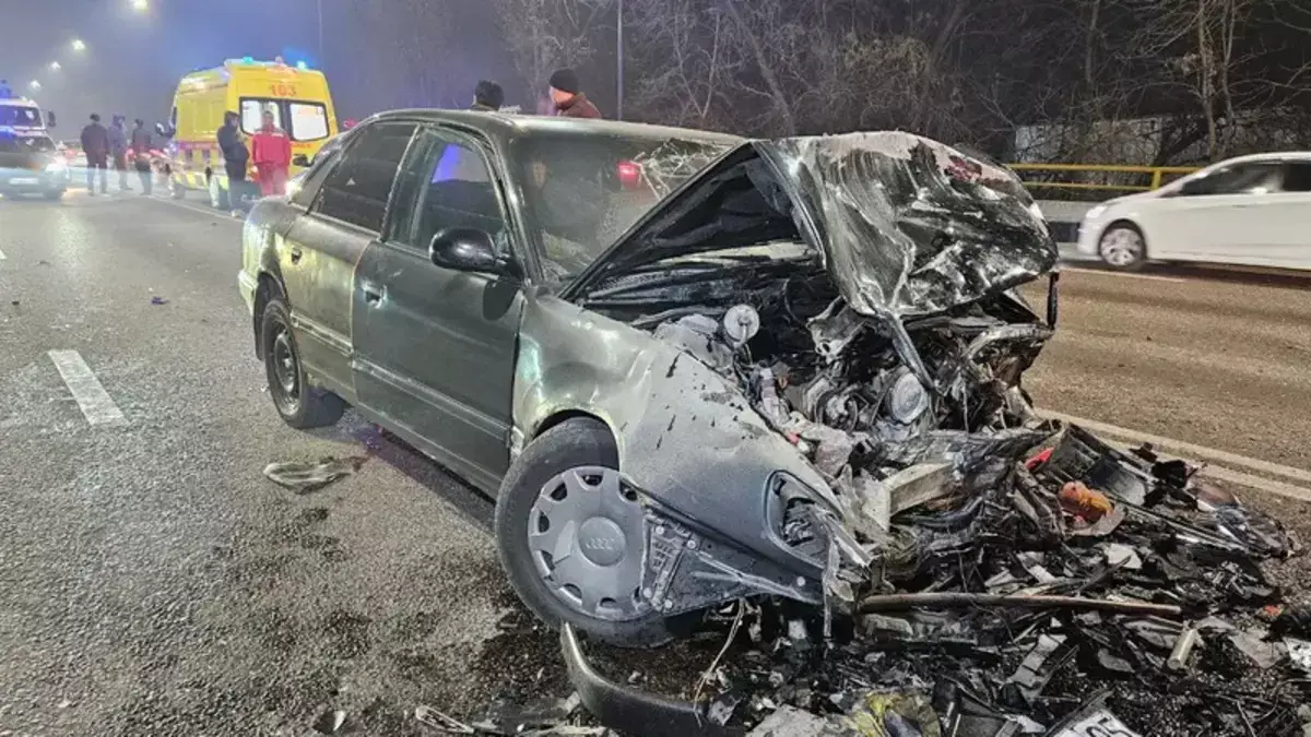 Ночная катастрофа в Алматы: есть пострадавшие, а машины превратились в груду металла (видео) - новости на Lada.kz 30.11.2025