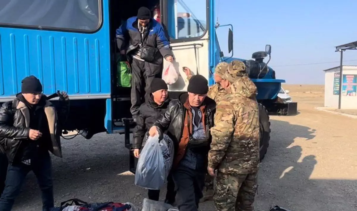 Автобус с десятками пассажиров из России застрял на трассе в Казахстане