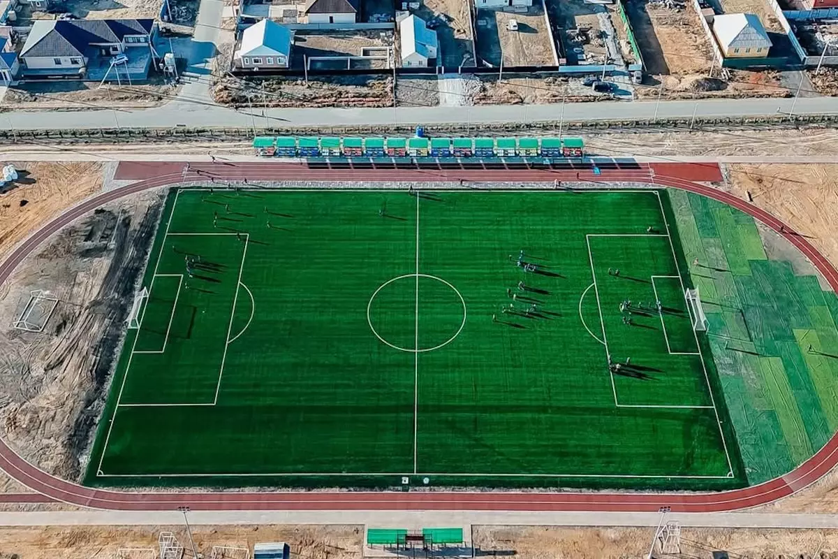 Футбольный функционер Дидар Сыдыкбек открыл новое поле в Атырау