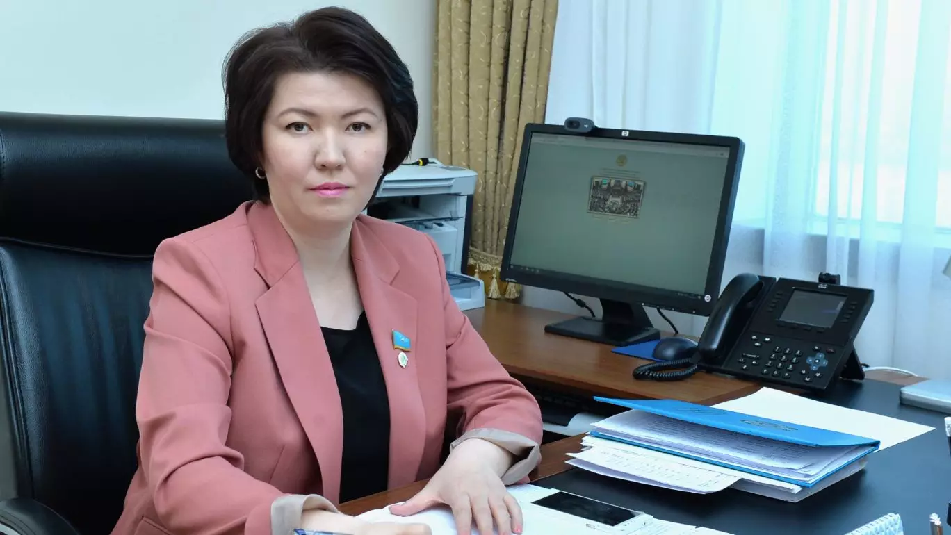 “Пәндердің біріктілуіне түбегейлі қарсымын”: Еліміздің бас педагогы өткір мәлімдеме жасады (ВИДЕО)