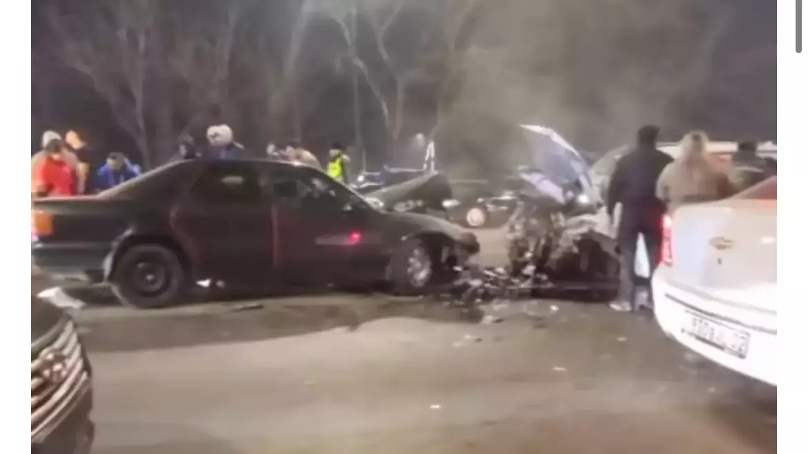 Алматында ірі жол апаты: көпір үстінде төрт көлік соқтығысты