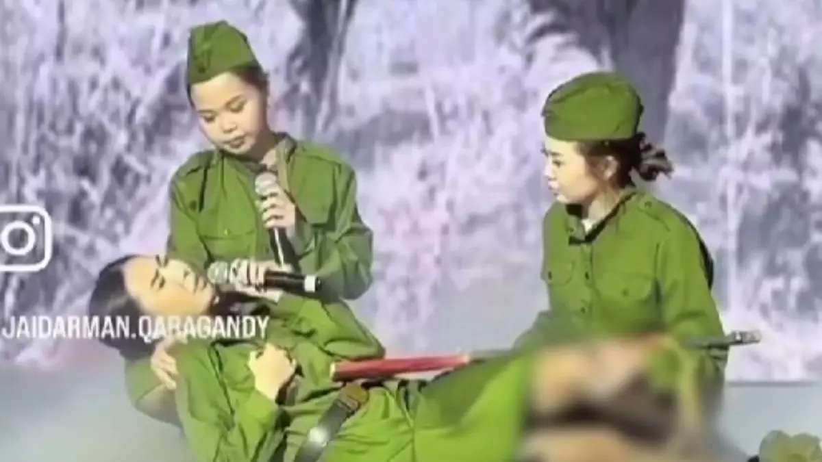 Әлия мен Мәншүкті сахнада мазақ етті