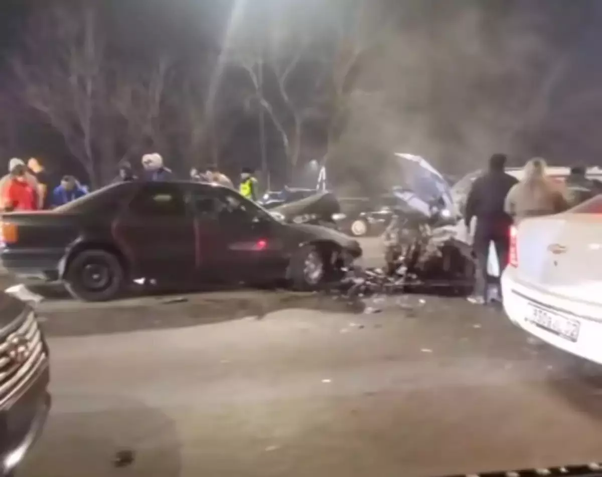 Алматыдағы ірі жол апаты: көпірде төрт көлік соқтығысты