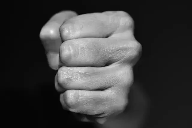 Баласының көзінше әйелді соққыға жыққан ер адам ұсталды