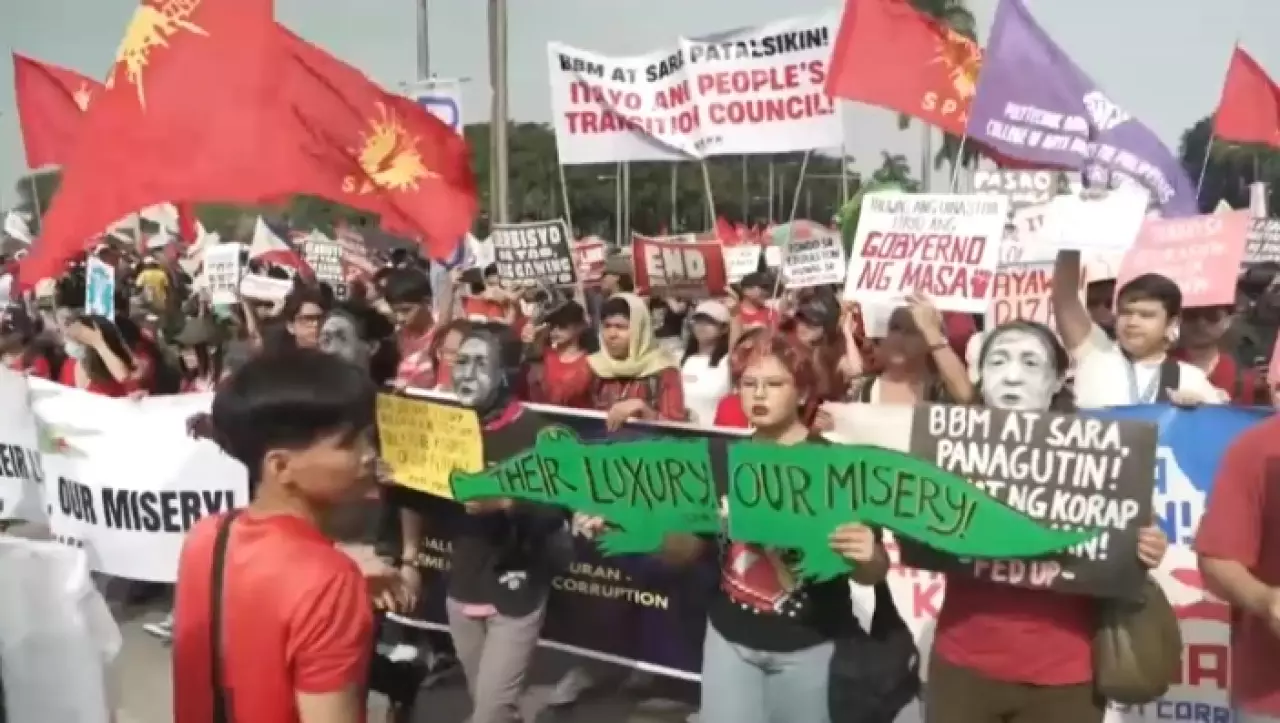 Тысячи филиппинцев вышли на антикоррупционный митинг