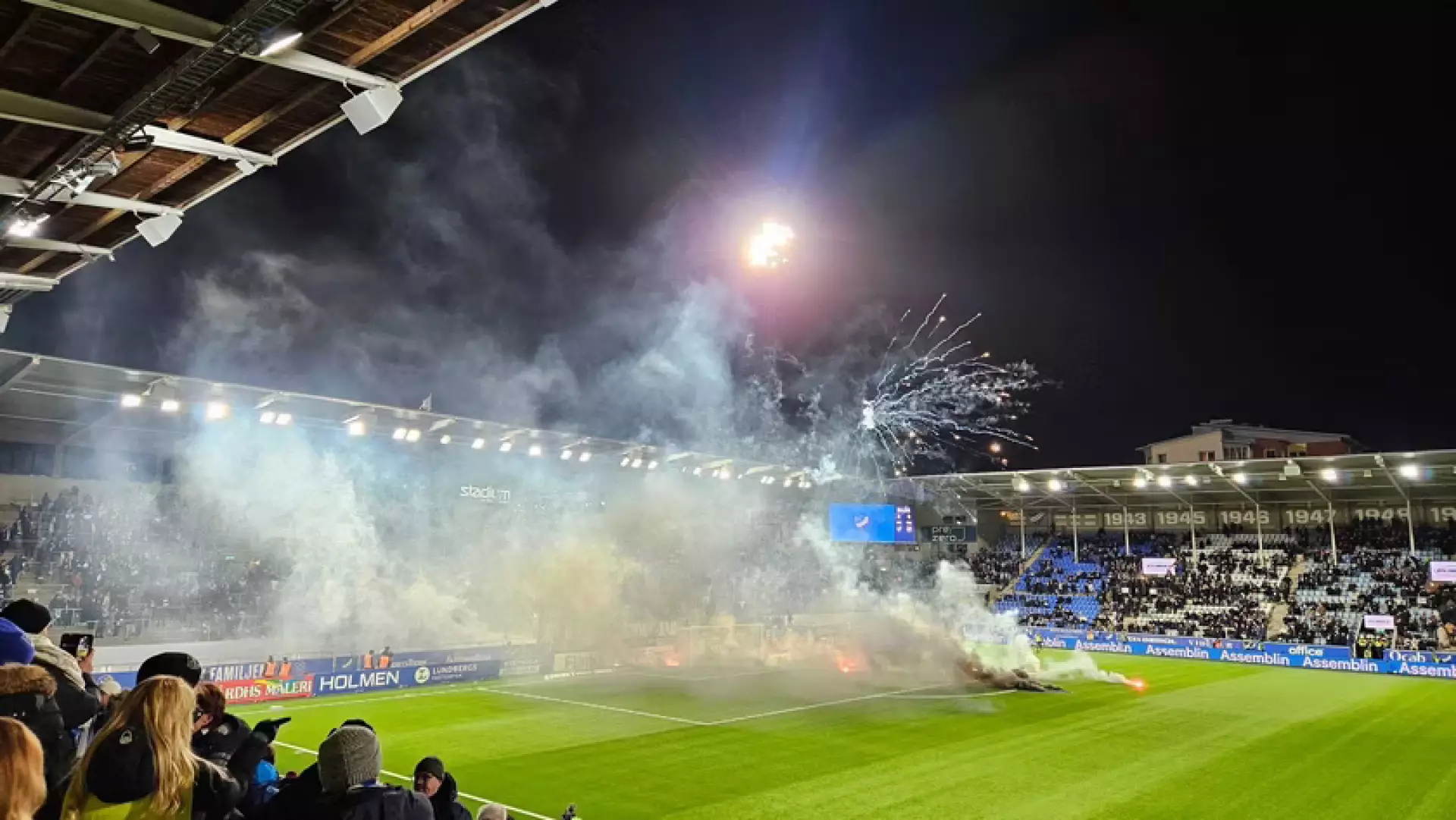 Фанаты подожгли газон и сетку ворот в чемпионате Швеции