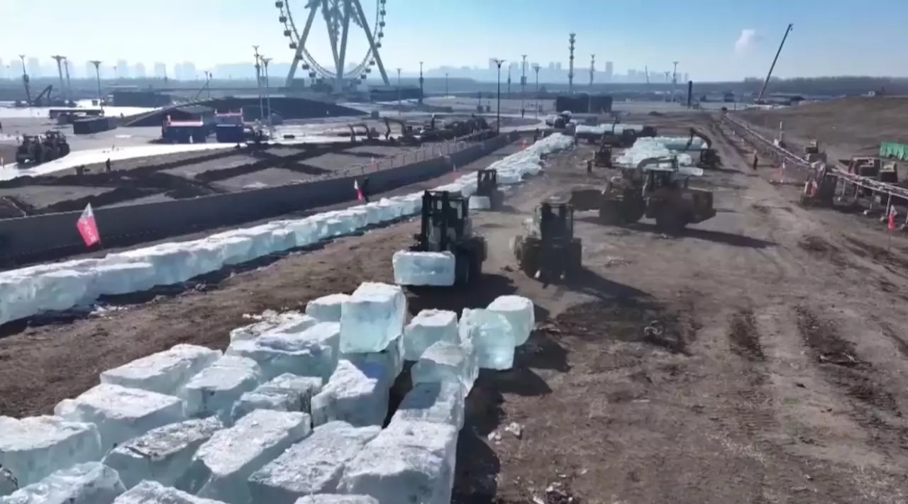 Қытайда әлемдегі ең үлкен мұз қалашығы салынып жатыр