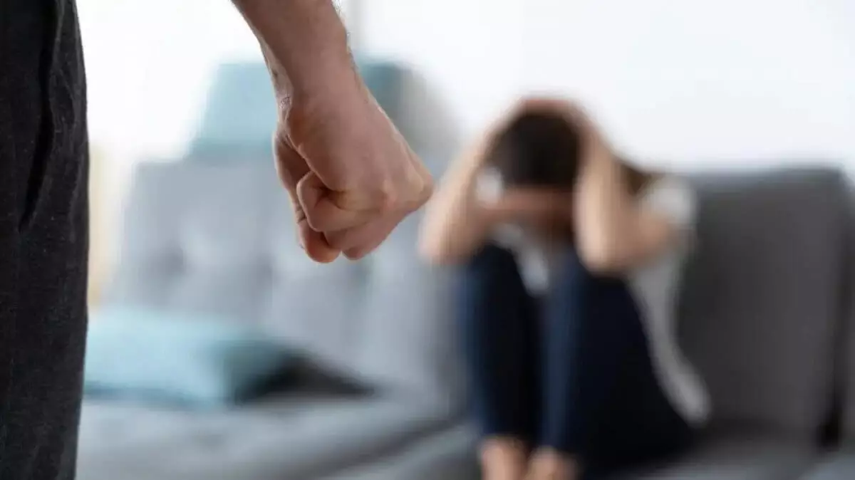 Мужчина жестоко избил женщину на глазах ребенка в Таразе