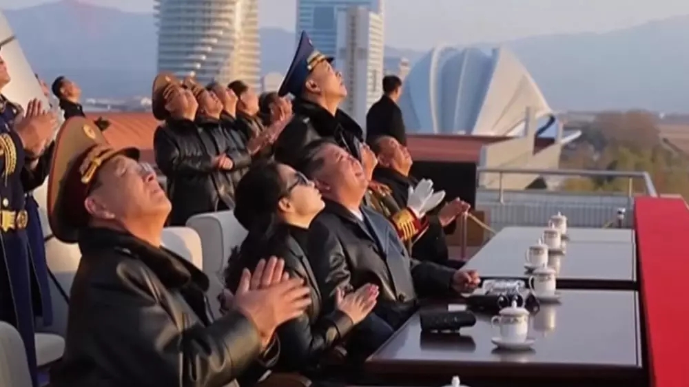 Ким Чен Ын и его дочь посетили авиашоу в честь 80-летнего юбилея ВВС КНДР