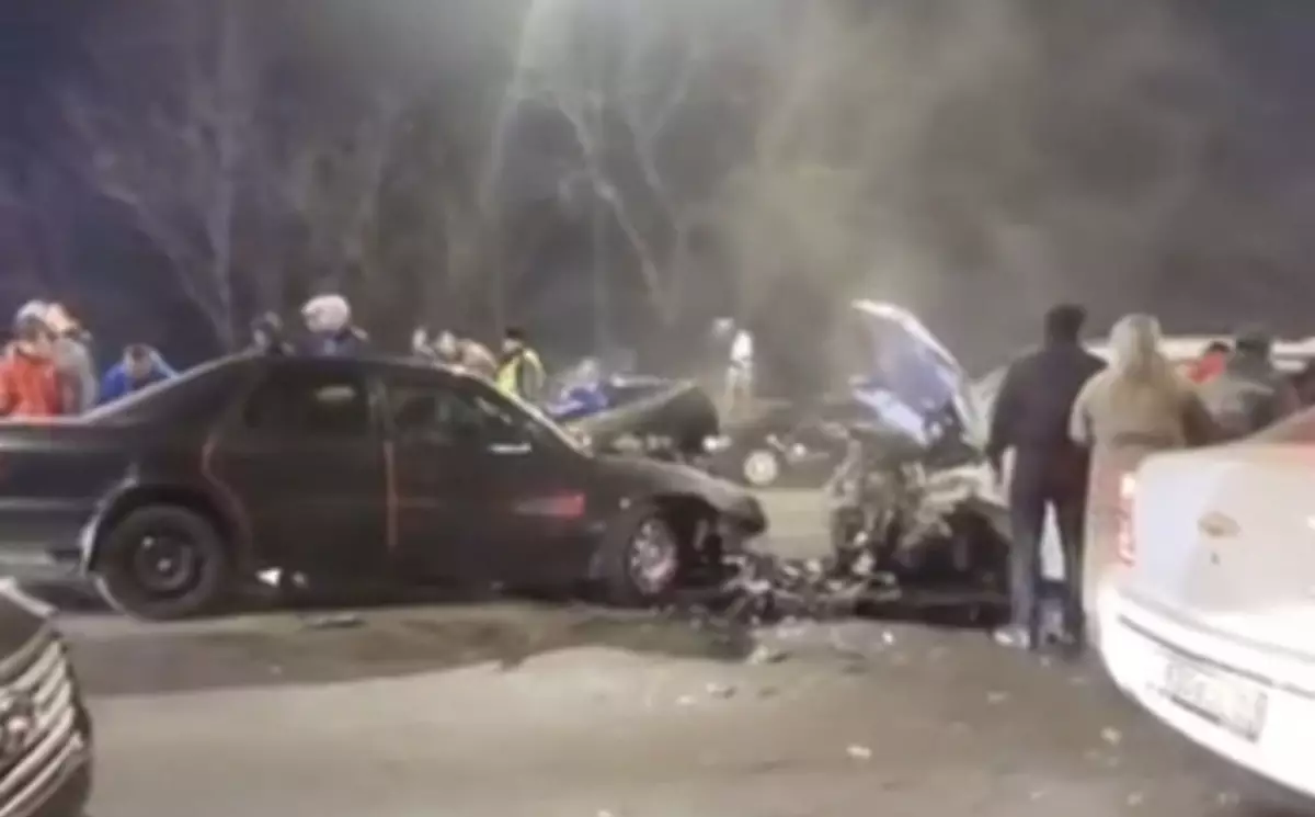 Алматыда ірі жол апатынан үш адам зардап шекті (ВИДЕО)