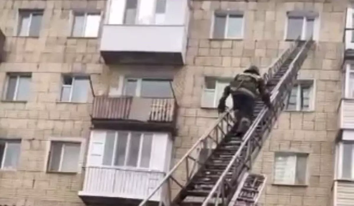 Теміртауда дүкенге шыққан әйел құтқарушылардан көмек сұрауға мәжбүр болды