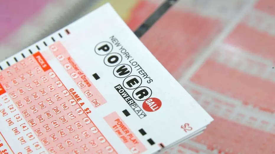 Джекпот Powerball вырос до 740 миллионов долларов после того, как в выходные не оказалось победителя главного приза.