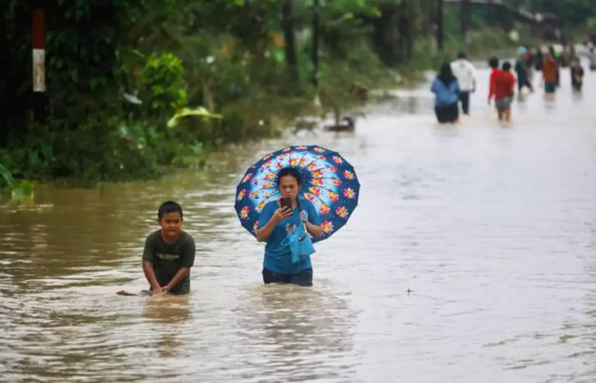 Наводнения и оползни в Индонезии: число жертв превысило 440