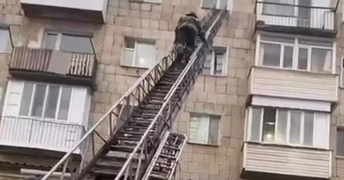  ТЖМ құтқарушылары пәтерде қамалып қалған екі баланы құтқарды 