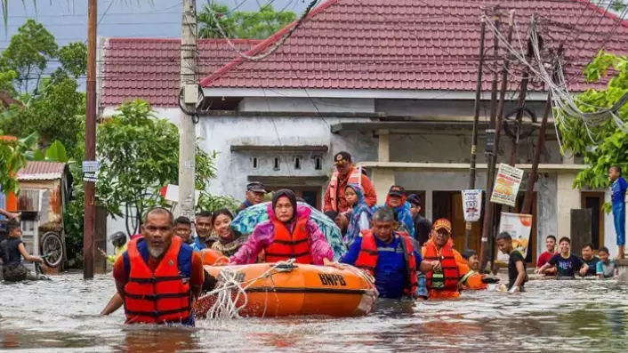 Индонезияда су тасқынынан кейін 400-ге жуық адам әлі іздестіріліп жатыр