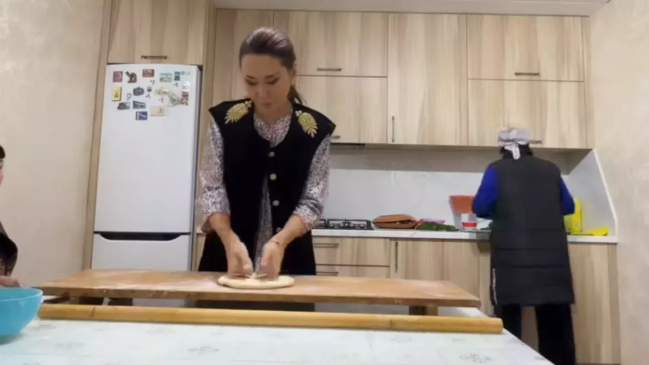 Қамыр жайған Динара Сәтжан елді таңғалдырды