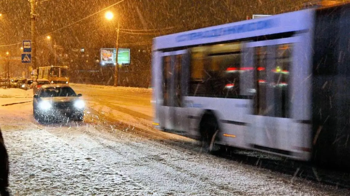 Семейде қараңғыда баланы автобустан желкелеп түсіріп жіберген кондуктор жазаланды