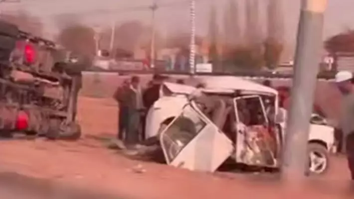 Грузовик Isuzu спровоцировал массовое ДТП в Сырдарье