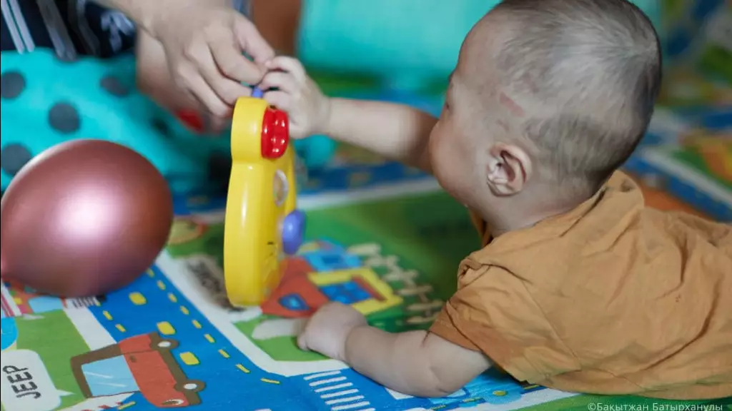 Бала саудасы: Алматы әуежайында Қытай азаматтары ұсталды