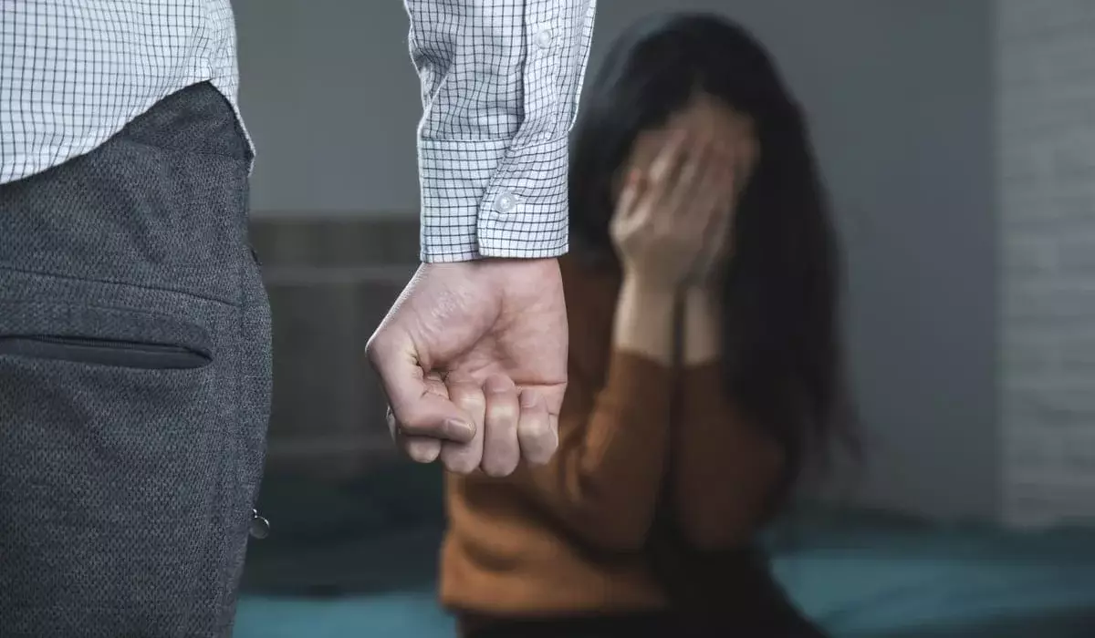 Жена простила: казахстанец бросил железный совок в супругу и несколько раз ее пнул