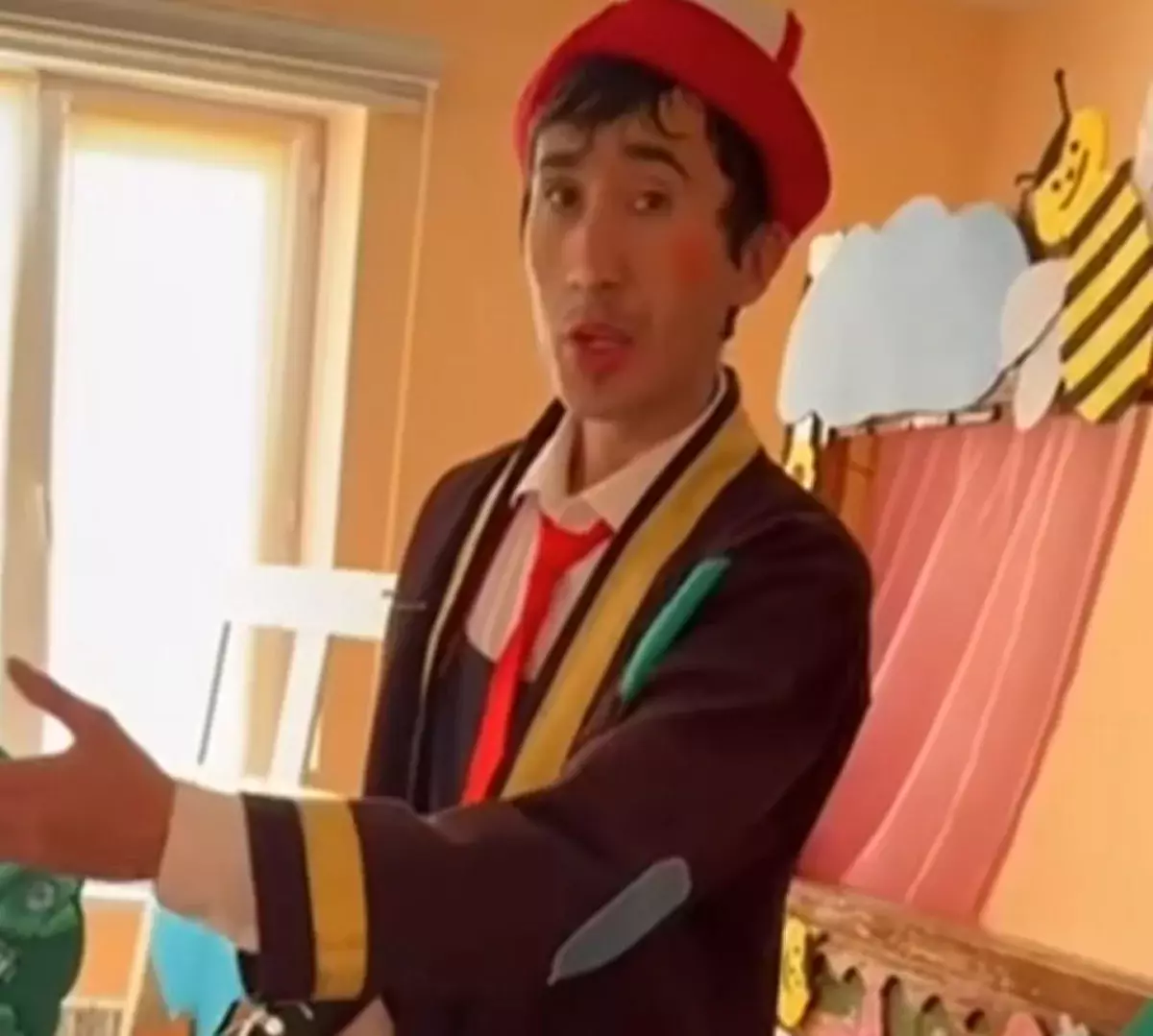 Казахстанка возмутилась образом артиста на спектакле в детском саду