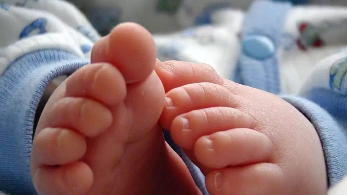 Қытайлық отбасы суррогат анадан туған баланы алып кетпек болғанда Алматы әуежайында ұсталды