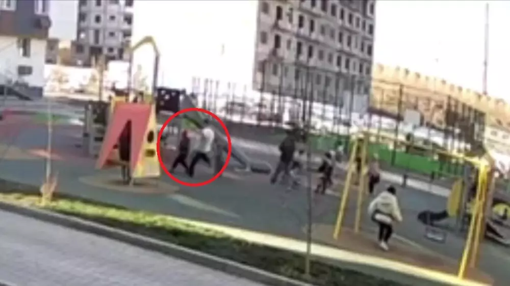 В Алматы задержали мужчину, пнувшего ребенка на детской площадке