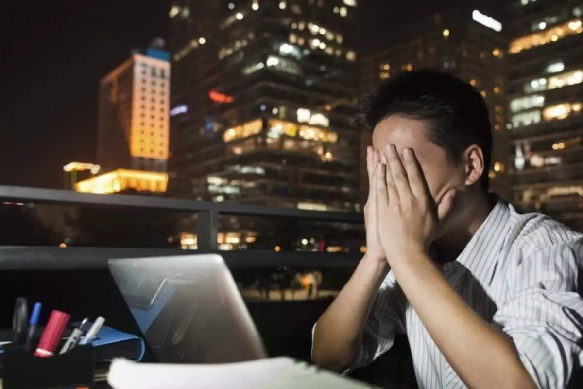 Работа вместо личной жизни: более миллиона казахстанцев трудятся сверх нормы