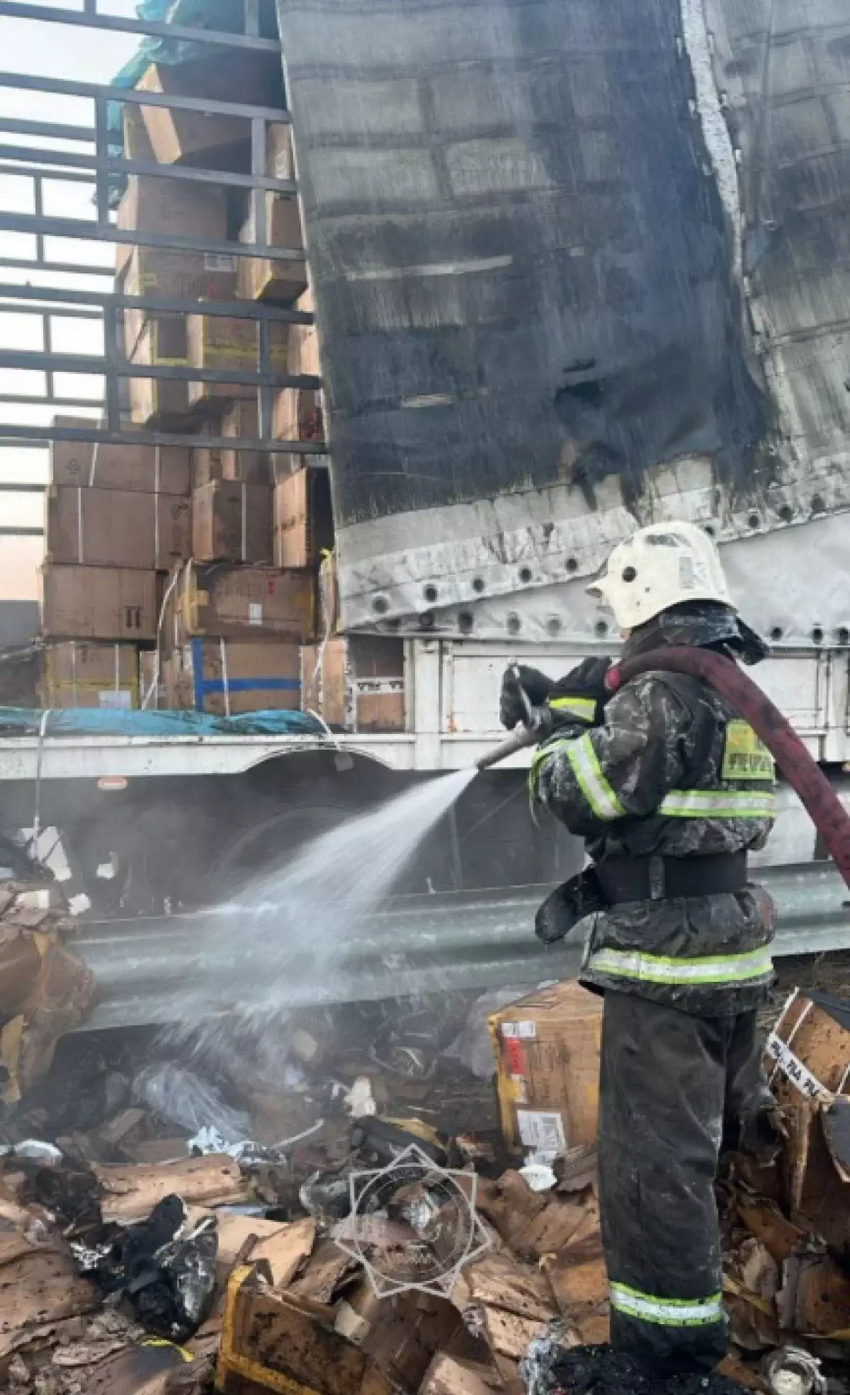 В Алматинской области загорелся прицеп грузовика с обувью и спортивным товаром