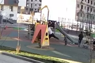 В Алматы мужчина пнул ребёнка на детской площадке: заведено уголовное дело