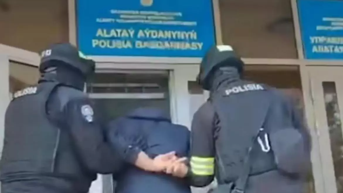 Алматыда тұрғын үй ауласында баланы аяусыз тепкен ер адам ұсталды