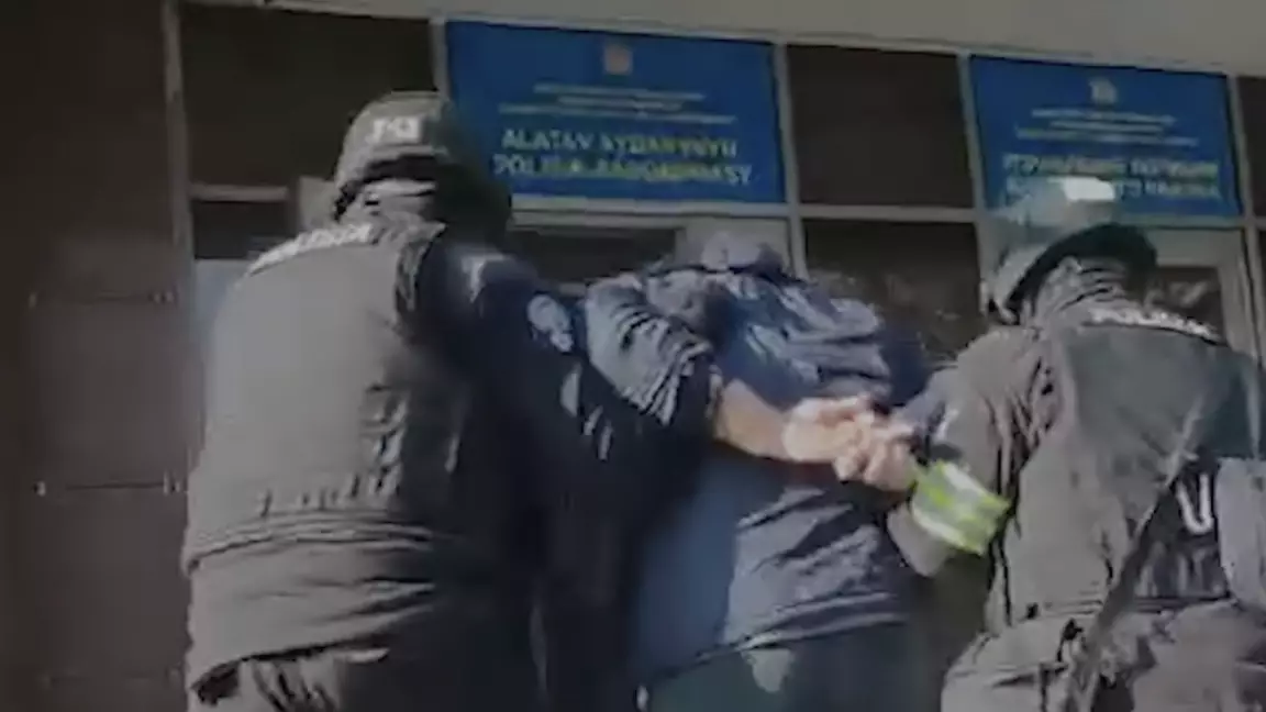 Алматыда ойын алаңында баланы тепкен ер адам ұсталды