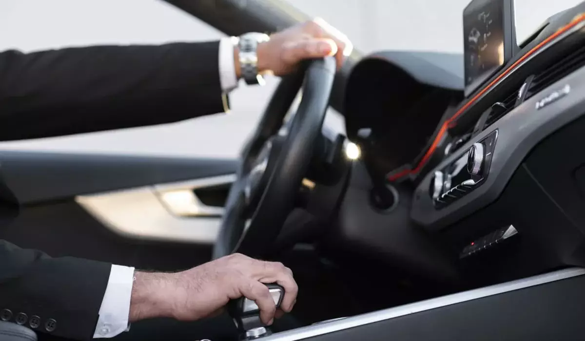 Полицейского наказали за несдачу экзаменов ПДД водителями в Семее