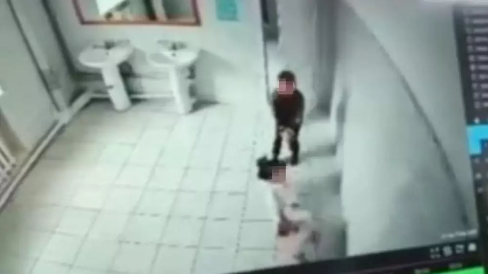 “Затащили в туалет девочку“: аким Карашукеев рассказал, что инцидент оказался “игрой“