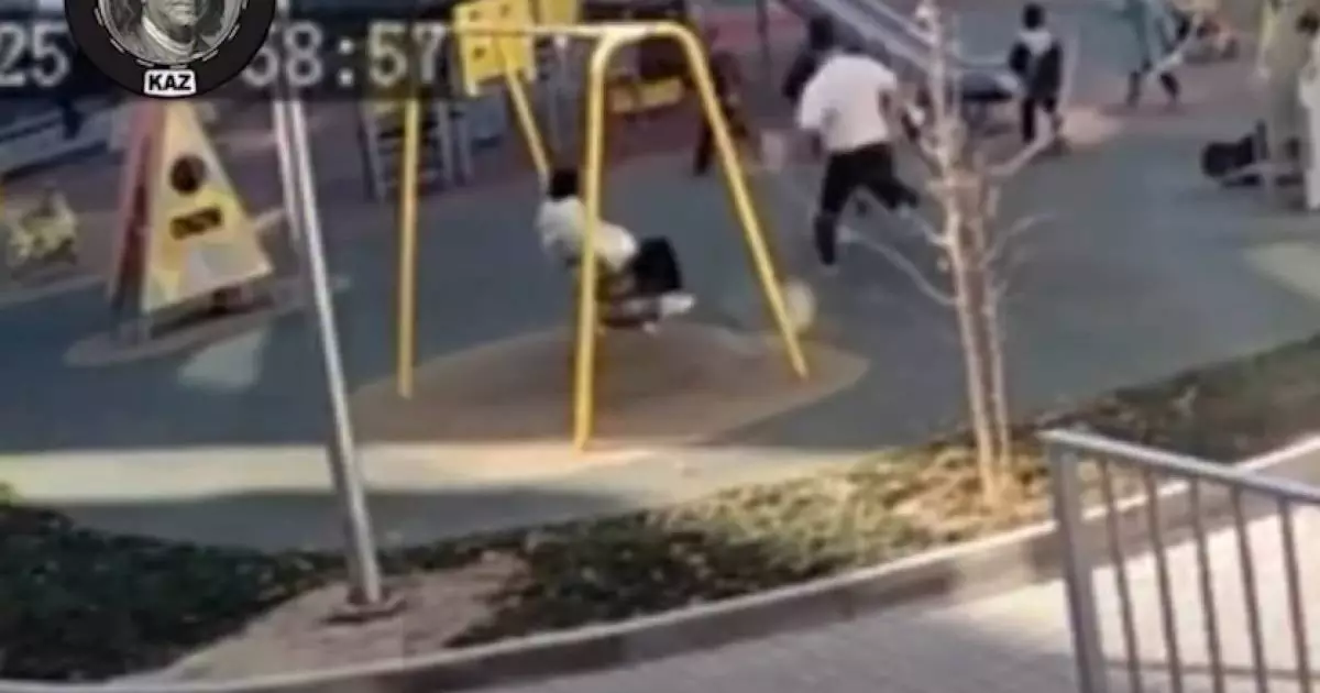  Алматы тұрғыны аулада ойнап жүрген 5 жастағы баланы теуіп құлатқан 