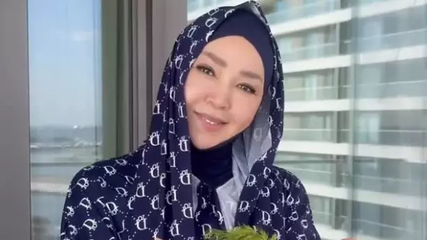 &#171;Бәрін ботқа қылды&#187;: Айнұр Тұрсынбаева тағам дайындаймын деп сынға қалды (ВИДЕО)