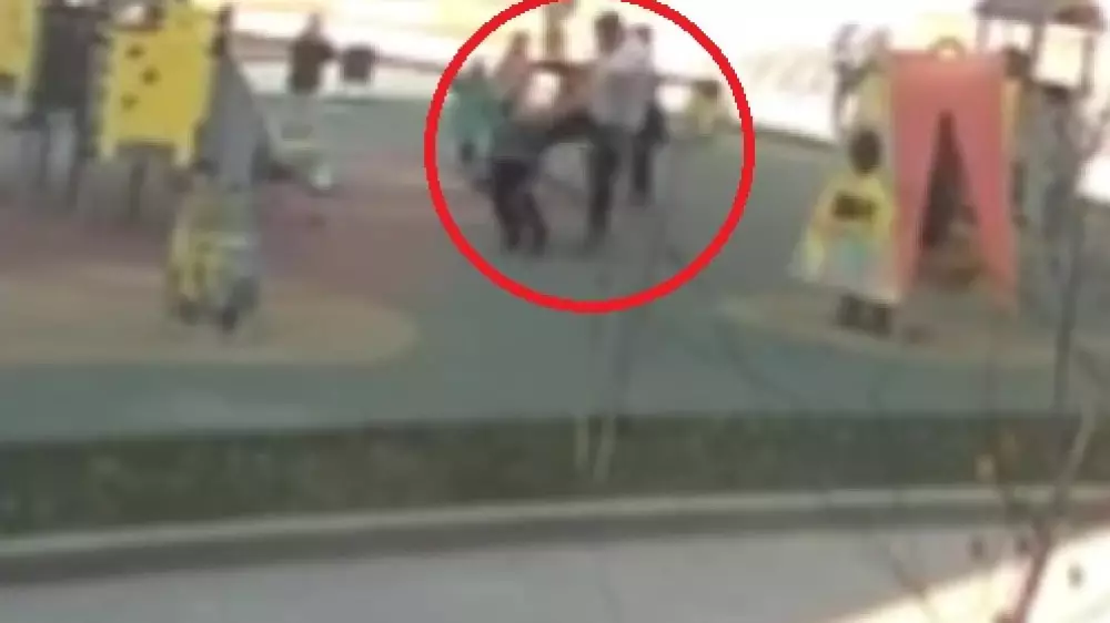 Алматыда ер адам ойнап жүрген баланы тепкен: оқиғаның видеосы тарады