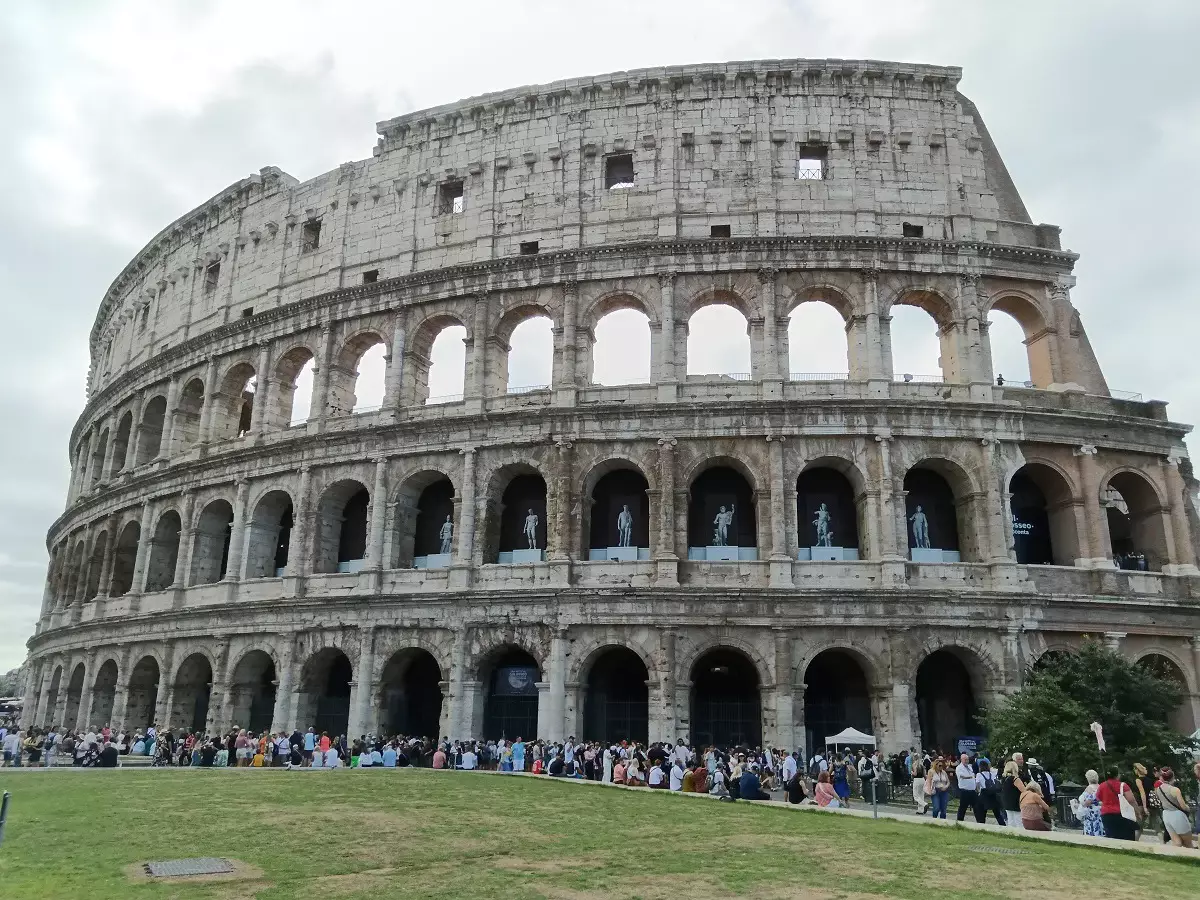 Мир на ладони: Колизей — символ могущества Рима