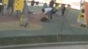 Аулада жүрген бүлдіршінді теуіп құлатқан еркек қамауға алынды